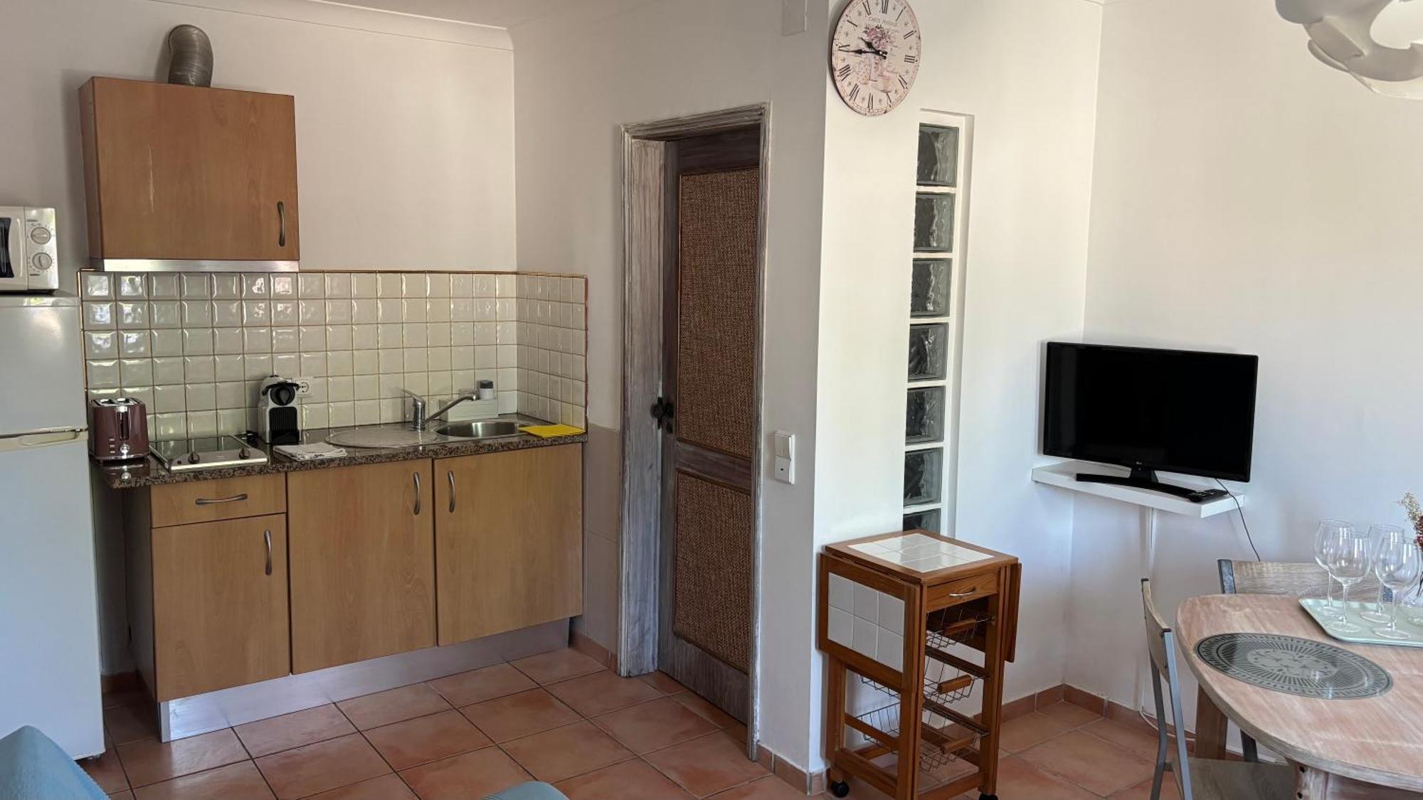 Aparts 8 T1 E T0 Apartamento